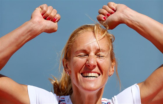 ZLATO. Skifaka Mirka Knapkov se raduje z vtzstv na londnsk olympid....