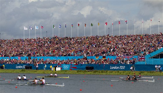 STÍDÁNÍ. Veslae na kanále v Eton Dorney vystídají rychlostní kanoisté.