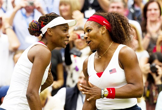 Sestry Venus (vlevo) a Serena Williamsovy se radují z vítězství v ženském...