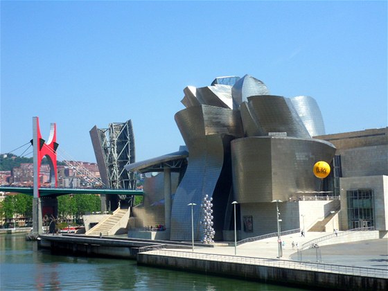 Pohled na Guggenheimovo muzeum v Bilbau z mostu pes eku Ibaizabal 