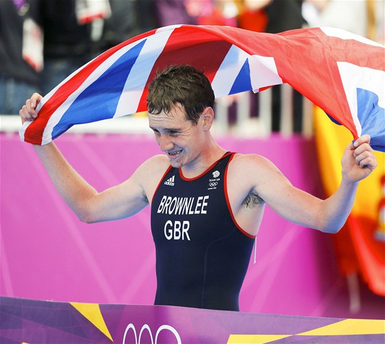 VÍTZ. Pro zlatou medaili si dobhl domácí triatlonista Alistair Brownlee. (7.