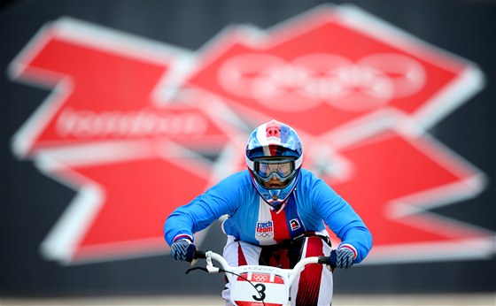 Česká závodnice Romana Labounková při kvalifikační jízdě BMX. (8. srpna 2012) 