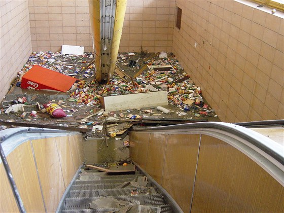 Zaplavený eskalátor ve stanici metra Florenc