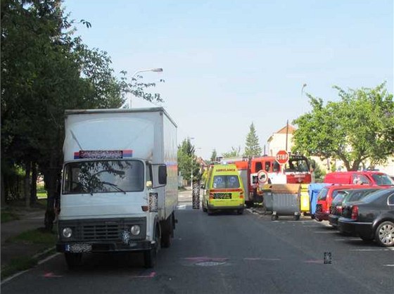 Nehoda v ulici K Sokolovn v Hradci Králové, kdy ptiletá holika vbhla pod...