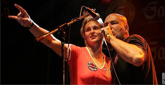Otpaka Bárbora potáková a Lou Fanánek Hagen na festivalu Rock na Valníku ve Slaném v roce 2008.