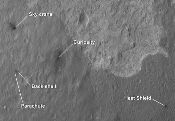 Curiosity při pohledu z oběžné dráhy Marsu. Snímek pořízený sondou MRO...