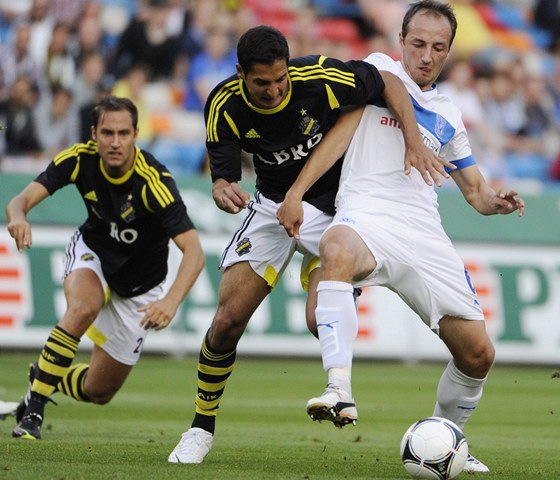 Borges z AIK Stockholm (uprostřed) bojuje o míč s Tralkou z Lechu Poznaň.