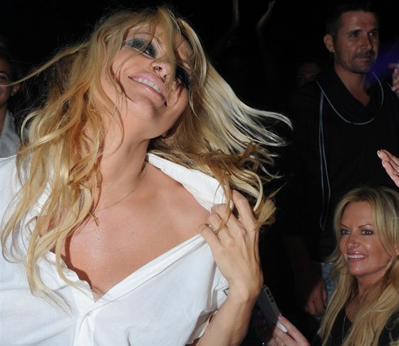 Pamela Andersonová se v klubu ve Francii pořádně rozjela.
