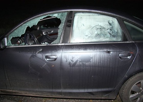 Audi, které zdemoloval neznámý vandal.