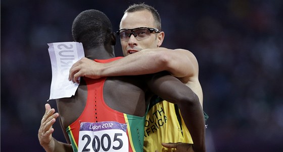 VÝRAZ RESPEKTU. Mistr svta Kirani James poádal Oscar Pistoriuse o jeho íslo.