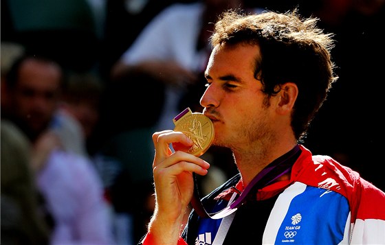 SLADKÝ TRIUMF. Andy Murray líbá zlatou medaili, kterou získal v olympijském...