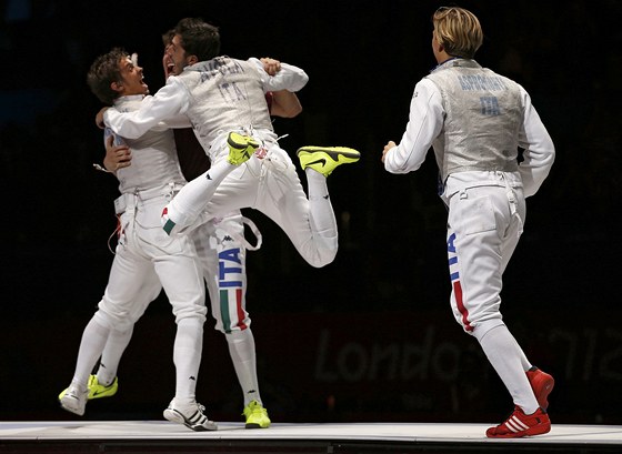 ITALSKÁ RADOST. Tým italských fleretist se raduje z olympijského zlata.