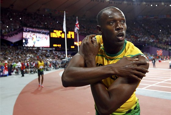 ZLATÝ SILÁK. Usain Bolt pózuje forografům poté, co vyhrál olympijský závod na