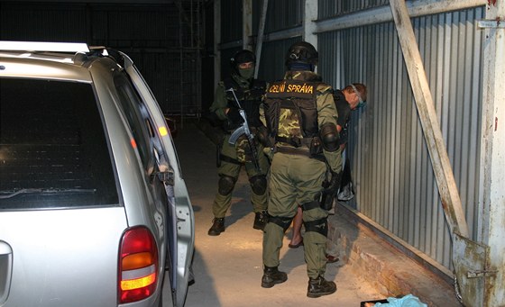 V hale na Borských polích zatkli celníci čtyři muže. 