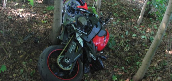 Motocykl náraz odmrštil mezi stromy. Motorkář utrpěl těžká zranění.