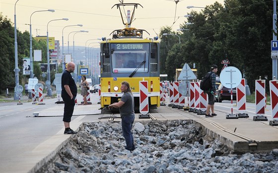 Dlníci opravují koleje na tramvajové trati na kiovatce ulic Terezie Brzkové