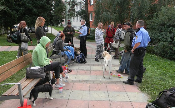 Stráníci z oputných dom Správy a údrby silnic vykázali asi deset lidí a