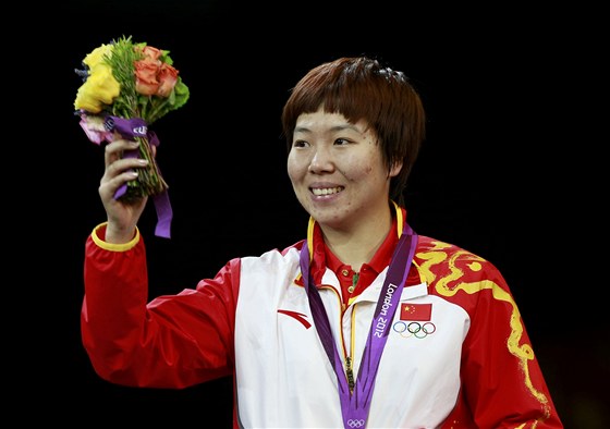 ínská stolní tenistka Li Siao-sia se raduje ze zlaté medaile.