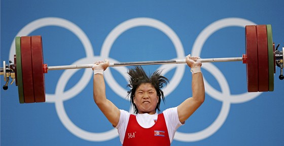 Tehdy devatenáctiletá Lim ong-sim získala v kategorii do 69 kg tetí vzpraské zlato pro KLDR na olympijských hrách v Londýn.