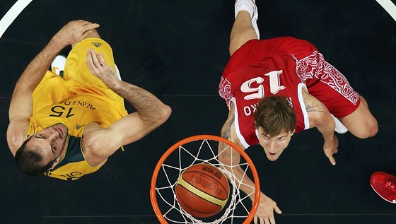 Ruský basketbalista Andrej Kirilenko a Australan Aleks Maric sledují mí