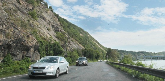 Problémy s padajícími skalami řešili silničáři i na druhém břehu Vltavy u silnice do Štěchovic.