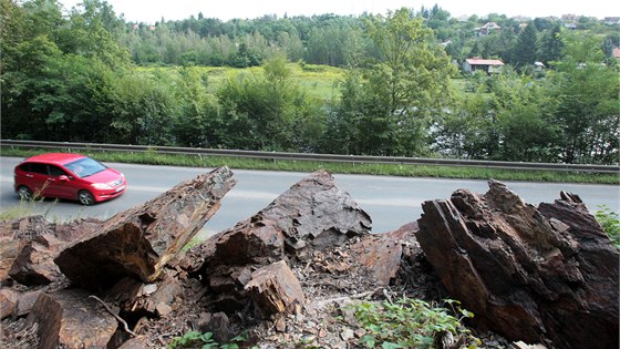 Skála u Vraného nad Vltavou je nebezpená pro auta i cyklisty jedoucí po...