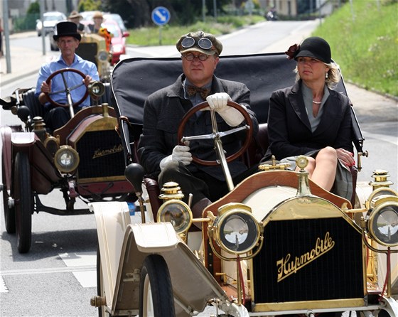 Setkání automobilových veterán v eském ráji. Lidé usedaly za volanty