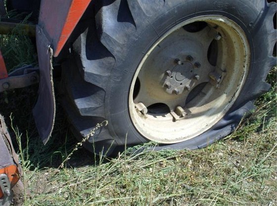 Traktor v Novosedlech na Beclavsku pokodila mina z druhé svtové války.