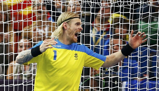 Islandský gólman Bjorgvin Pall Gustavsson slaví výhru nad Francií.
