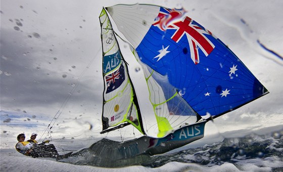 Australtí jachtai Nathan Outteridge dominovali na olympiád závodm ve tíd