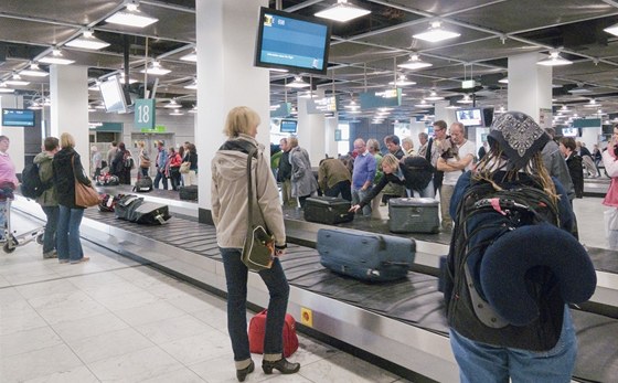 Konec čekání na kufr u pásu na letišti, aerolinky vám ho dovezou domů -  iDNES.cz