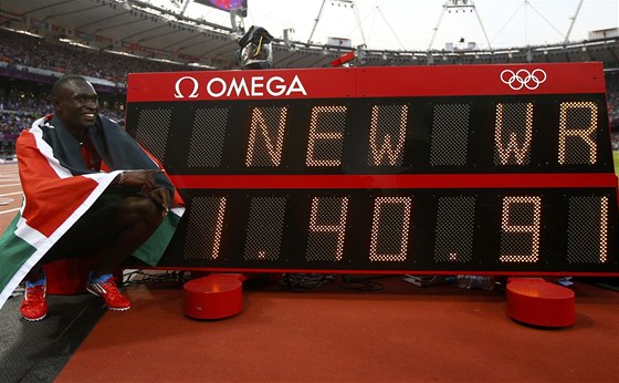 ZRODÍ SE NOVÉ MAXIMUM? David Rudisha na OH v Londýn ukazuje, jakou hodnotu má jeho nový svtový rekord na 800 metr. Na mítinku v Curychu chce svj as jet vylepit.