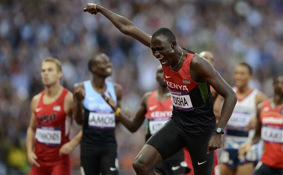 OSLAVA. Bec David Rudisha z Keni slaví olympijské zlato a nový svtový rekord