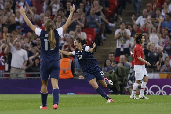 GÓL. Americké fotbalistky se radují z branky ve finálovém duelu proti Japonsku. 