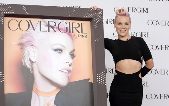 Zpěvačka Pink se stala tváří značky CoverGirl.