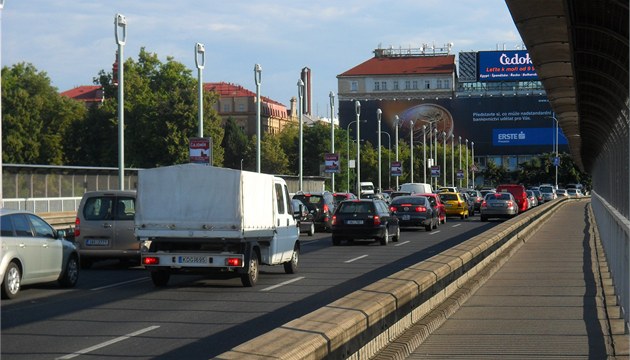 Kolem p�l osmé ráno se kolona aut za�ala na Nuselkém most� prodlu�ovat. (6.