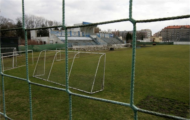 Dnení vzhled Letního stadionu u arény pouze hyzdí centrum Pardubic. Tribuny se...