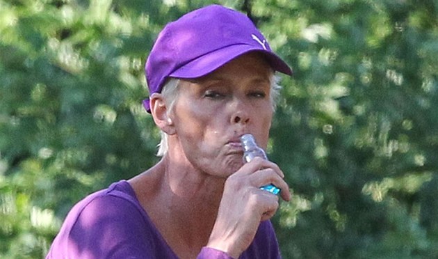 Brigitte Nielsenová nejprve pila z velké lahve vodky, pak je�t� vytáhla malou