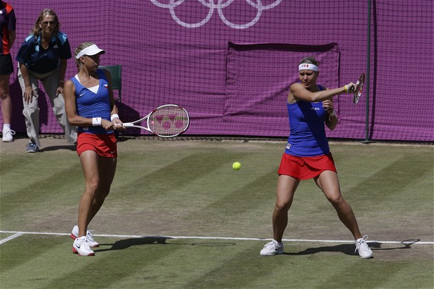 Andrea Hlaváková (vlevo) s Lucií Hradeckou budou hrát v nedli finále tykry.