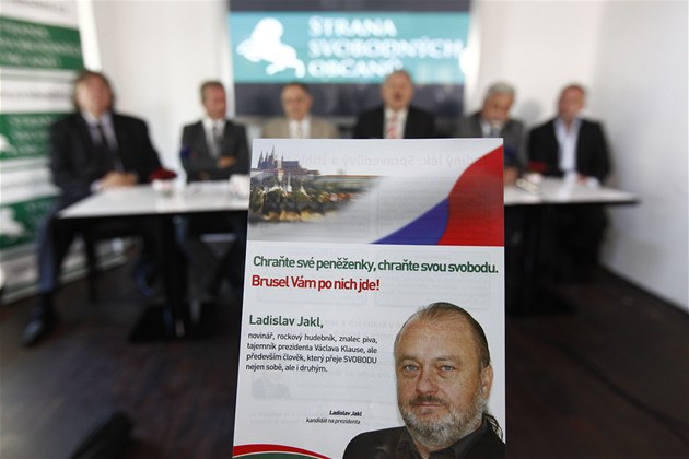 V letá�ku, jím� se Ladislav Jakl sna�í p�esv�d�it ob�any, aby podpo�ili jeho kandidaturu na Hrad, varuje p�ed Bruselem, který úto�í na pen�enky.
