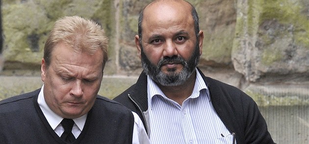 Iftikhar Ahmed, který zavra�dil vlastní dceru, proto�e zostudila rodinu. Za