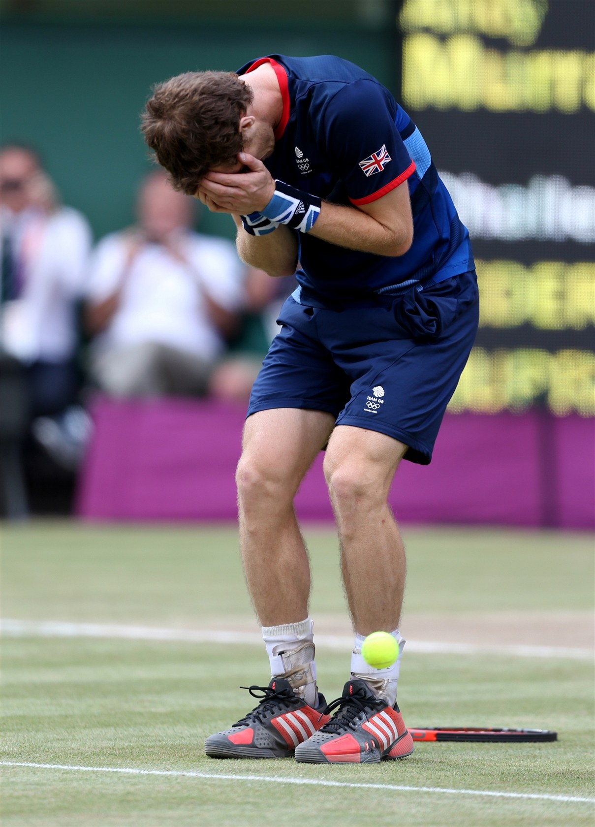PO VÍT�ZNÉM MÍ�KU. Britský tenista Andy Murray se raduje z olympijského triumfu.