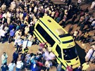 Sanitky ped nemocnicí v egyptském mst El Arí po útoku ozbrojenc, kteí na