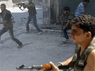 Bojovníci Syrské osvobozenecké armády v Aleppu (5. srpna 2012) 