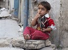 Syrské dít v rozbombardovaném mst Homs (5. srpna 2012) 