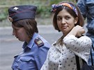 lenka díví kapely Pussy Riot Nadda Tolokonnikovová pichází k soudu v