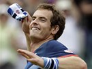 TADY MÁTE. Britský tenista Andy Murray po postupu do semifinále olympijské