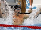 CÁKÁ RADOSTÍ. Americký plavec Tyler Clary slaví zlatou medaili ze závodu 200