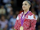 POSLOUCHÁ HYMNU. Zlatá gymnastka Alija Mustafinová s medailí na krku poslouchá