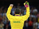 Brazilský gymnasta Arthur Nabarrete Zanetti slaví zlatou medaili z cviení na
